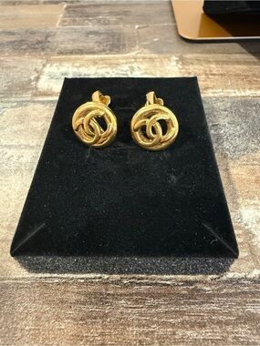 Vintage Chanel 1995 Gold Tone Interlocking CC Clip-On Earrings | Classic Logo